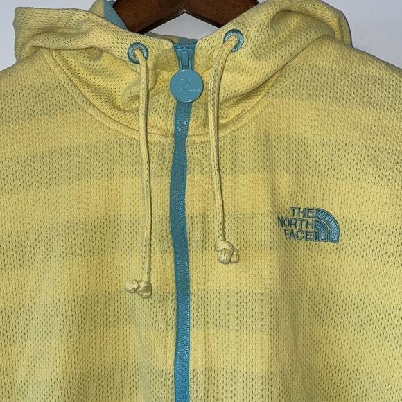 𝅺The North Face Zip Up Sweater - Picture 2 of 7
